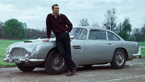 صور: مزاد يبيع سيارة استخدمها أول جيمس بوند وتطرد العدو بكبسة زر