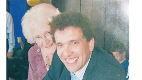 يتحديان التوقعات ويحتفلان بعيد زواجهما الـ 17 رغم فارق عمر 40 سنة بينهما