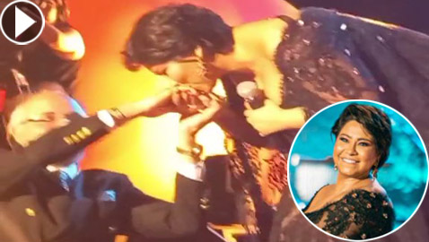 فيديو شيرين عبد الوهاب تُقبل يد طبيبها النفسي على المسرح: رجعني للحياة!