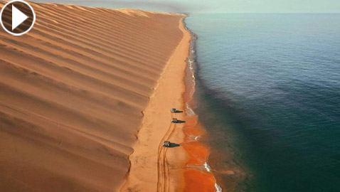 تفاعل كبير مع صورة مذهلة تُظهر الكثبان الرملية الهائلة بجوار المحيط