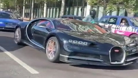 فيديو لا يصدق.. ثري عربي هشّموا سيارته الفاخرة لانتشال ساعته
