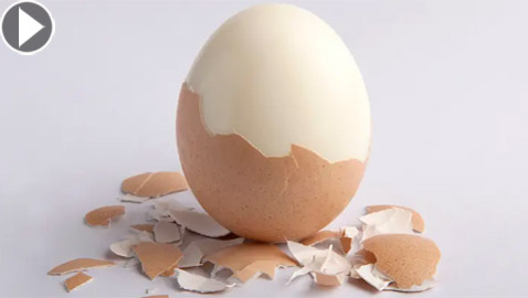 لن تصدق.. أسهل طريقة لتقشير البيض المسلوق بمكون نعرفه جميعا
