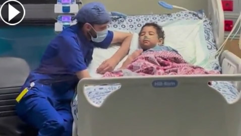 فيديو يأسر القلوب: ممرض مصري يساعد طفلة مصابة بالسرطان على النوم
