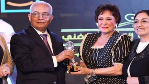 انتقادات واسعة لوزير التربية والتعليم المصري بعد تكريمه الفنانة لبلبة