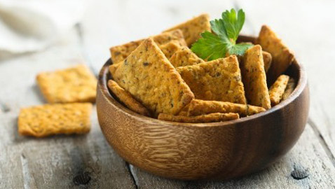 إليكم طريقة عمل كراكرز صحي.. سهل وطيب