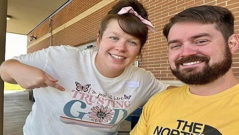 طفلة تنقذ قريبها قبل دقائق من نزع أجهزة الإنعاش عنه