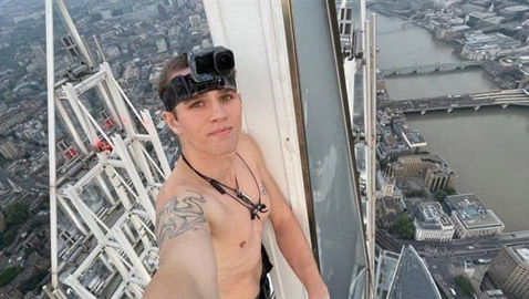 !جنون السيلفي...يتسلق أعلى مبنى في بريطانيا ليلتقط سيلفي