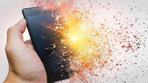 انفجار الهاتف الذكي ممكنا.. ما هي العلامات التحذيرية قبل وقوع الكارثة؟