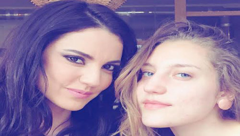 صور شقيقة درة زروق، شابة شقراء خطفت الأنظار.. برأيكم من الأجمل؟