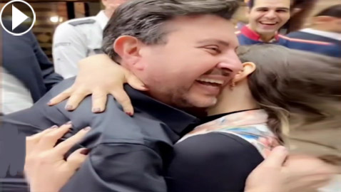 معجبة سورية تحرج هاني شاكر: تحضنه وتقبله بحرارة أمام زوجته! فيديو