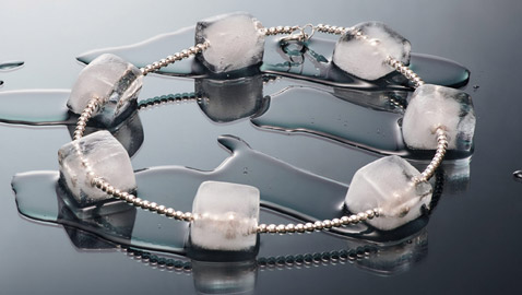 تذوب بـ30 دقيقة! سعودية تساهم بتصميم قلادة من مكعبات الثلج لمحاربة الحر