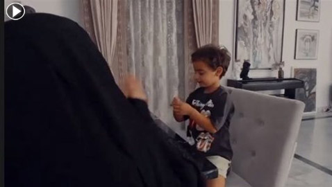 فيديو: ابن تامر حسني وبسمة بوسيل يحفظ القرآن رغم صغر سنه.. 