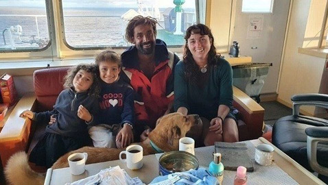 صور :عائلة تنجو من الغرق بأعجوبة بعد اصطدام قاربها بحوت