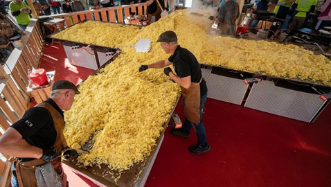 سويسرا تسجل رقما عالميا لأكبر فطيرة روستي