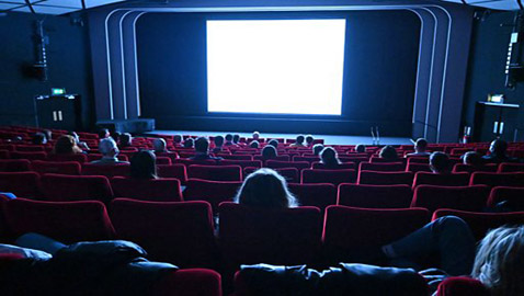 5 وجبات غريبة يتناولها الجمهور في دور السينما حول العالم