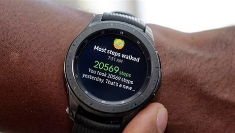 ساعة سامسونغ تتسبب في حروق لمستخدم أثناء نومه