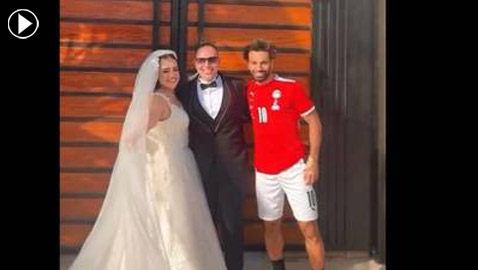 محمد صلاح يفاجئ عروسين ويقتحم زفافهما.. وما علاقته بملكة جمال مصر؟
