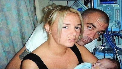 يتسبب بوفاة طفله بعدما قام بتقبيله