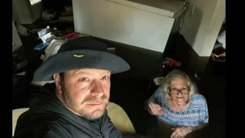 أمريكى يسبح 900 متر في فيضانات إيان لإنقاذ والدته المريضة