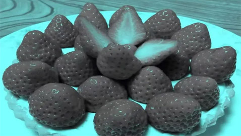 تمعن جيدا بالصورة.. هل ترى الفراولة حمراء أم رمادية؟!