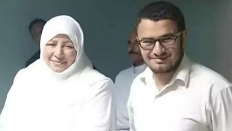 بعد اختفاء سنوات.. صور عبلة كامل مع شاب في العمرة يُثير الحيرة! من هو؟
