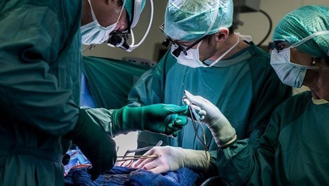 أطباء يتركون ملقطاً في بطن مريضة 5 سنوات