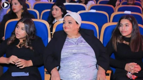 اعلامي مصري يهاجم والدة شيرين عبدالوهاب: “لماذا فضحتِ بنتك؟