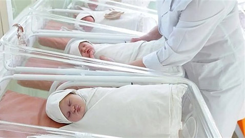 متنكرة بزي طبيبة..امرأة تخطف رضيعاً من مستشفى