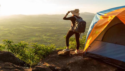 خطوات للاستمتاع برحلة تخييم مثالية مع الأصدقاء