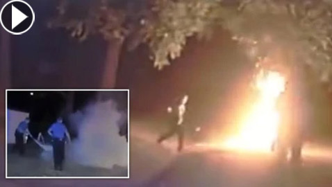 مشهد مرعب لسائق دراجة يشتعل ويتحول لكرة نارية بعدما صعقه شرطي