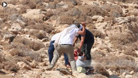 مستوطنون يضربون بوحشية مسنّة إسرائيلية صوّرتهم وهم يعتدون على فلسطينيين 