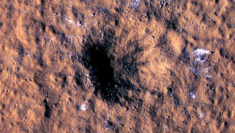 اكتشاف مثير.. نيزك يضرب المريخ ويفجر جليدا