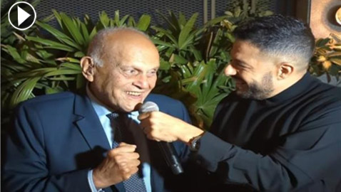 جراح القلب العالمي مجدي يعقوب يفاجئ الجميع بتواضعه ويشارك محمد حماقي الرقص والغناء.. فيديو