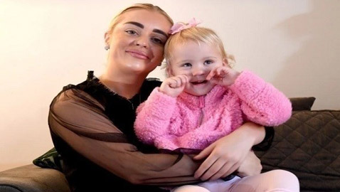 طفلة تأكل الجدران والأثاث بسبب حالة نادرة