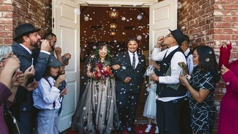 تتزوج في دار للجنازات بفستان أسود