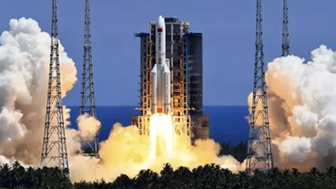 للمرة الرابعة.. صاروخ صيني يخرج عن السيطرة ويرتطم بالأرض!