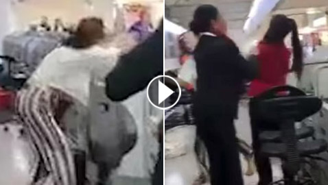 فيديو صادم! امرأة غاضبة تضرب موظفة 