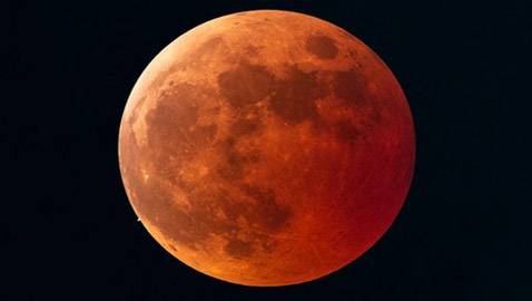 بالصور: خسوف كلي للقمر في العالم لن يتكرر قبل 2025