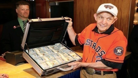 سبعيني يفوز بأكبر رهان رياضي في العالم قيمته 74 مليون دولار