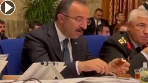 مسؤول تركي يتناول الكعك والشاي بالبرلمان أثناء مشادة بين الحكومة والمعارضة