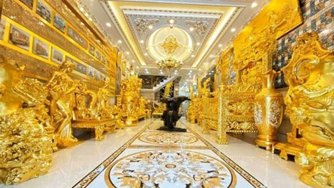 صور : رجل أعمال فيتنامي يبني منزلاً من الذهب لجذب السياح