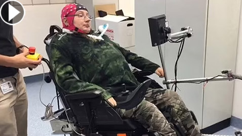 أمل لذوي الإعاقة الحركية.. كرسي متحرك تتحكم فيه بعقلك! فيديو