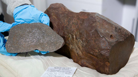 في رحلة تنقيب عن الذهب.. اعتقدها صخرة فكانت المفاجأة أثمن!