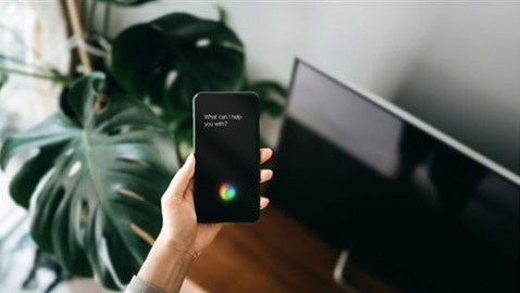 فنانة تخترع جهازاً ذكياً للتحدث إلى 