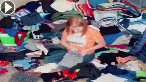 أم لـ12 طفلا تنشر معاناتها اليومية.. فيديو لها بين أكوام غسيل صغارها