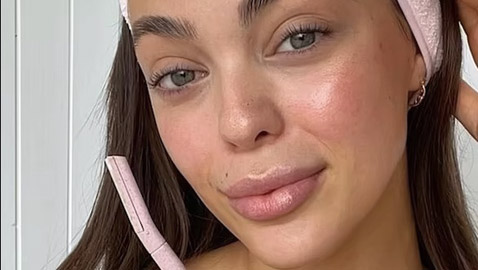 تكسب الملايين من بيع شفرات خاصة لتنعيم البشرة