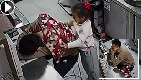 فيديو مؤثر: لفتة إنسانية من طفلة لوالدها المُرهق دفعته للبكاء وأثارت تعاطف المتابعين