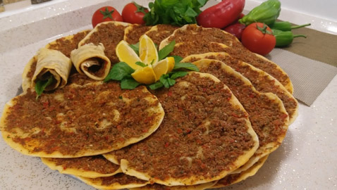 من أشهر أكلات بلاد الشام.. تعرفي إلى طريقة إعداد «اللحمة بالعجين»
