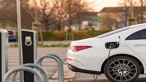 يشغل مصنعه بالكامل باستخدام الطاقة الشمسية من سيارته