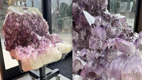 كرسي غريب من حجارة شبه كريمة